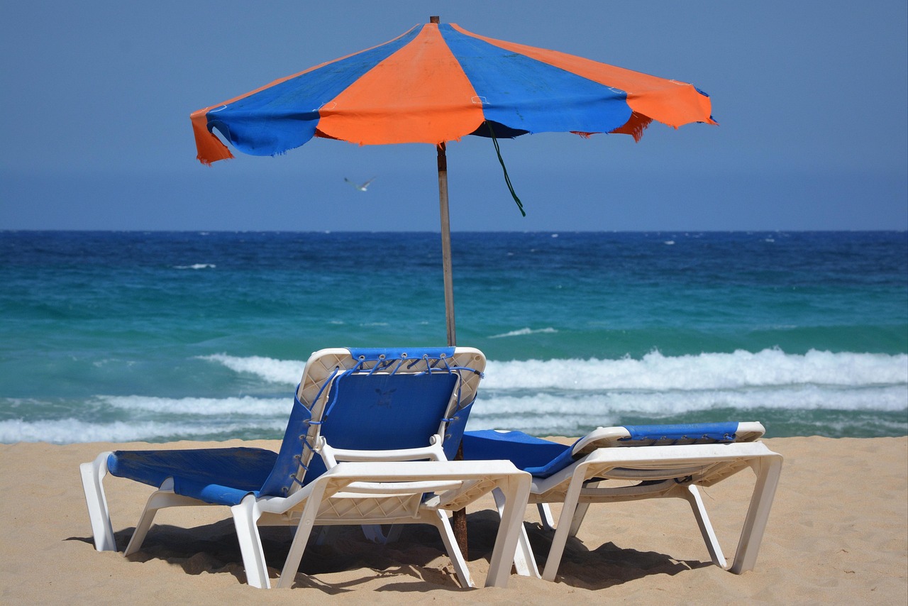 Spiaggia con ombrelloni